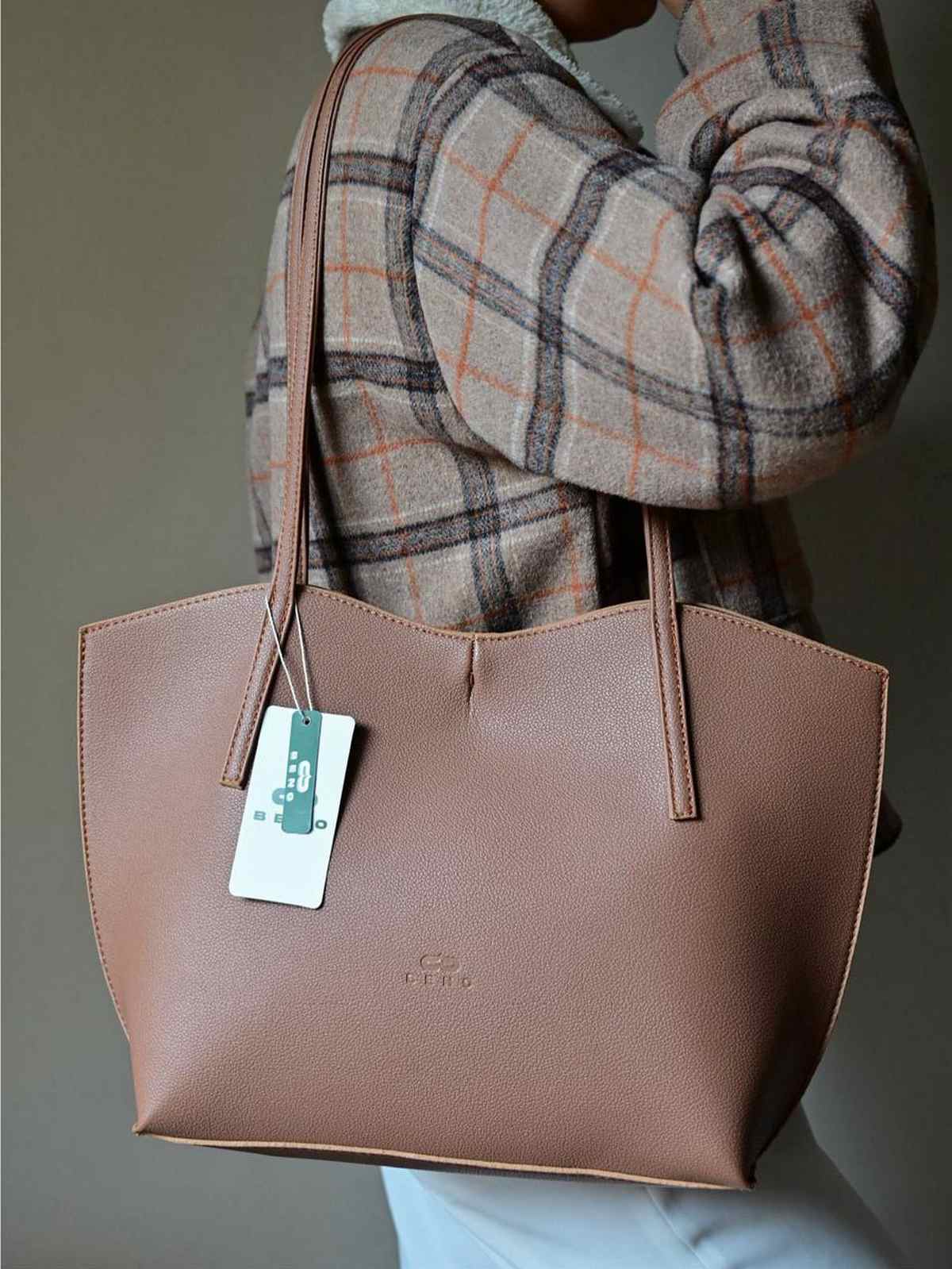 photo_2025-12-03_19-06-48 کیف دوشی زنانه بنو مدل دلژین کد BENO 4886 - Image 1